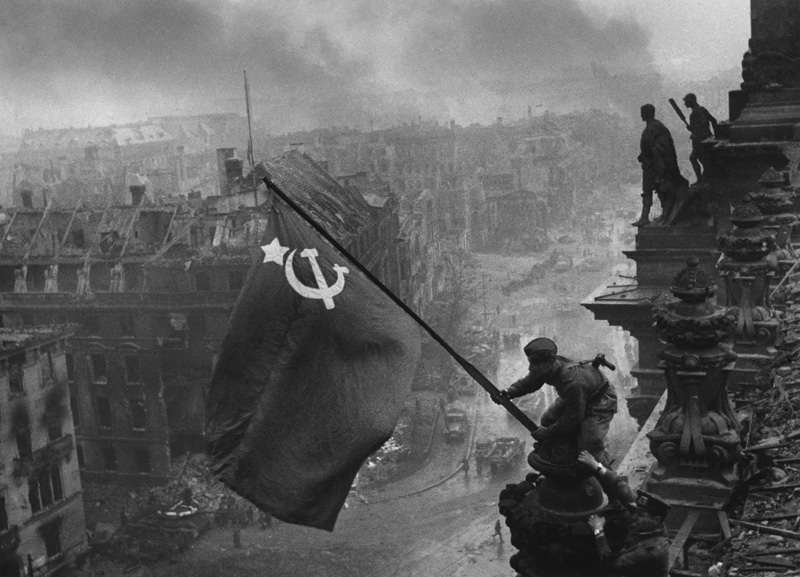 Le drapeau rouge flotte sur Berlin reichs10